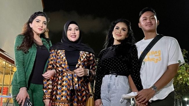 Potret Kedekatan Krisdayanti dan Azriel (Instagram/@krisdayantilemos)