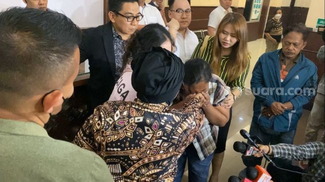 Proses Hukum Jalan Terus, Winarsih Sujud Meminta Maaf Pada Ibu Dewi Perssik