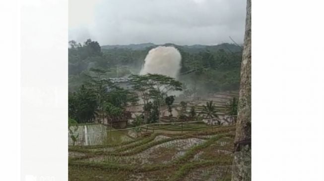 Pemandangan Mengerikan saat Pipa PLTMH di Garut Jebol, Air Menyembur Tinggi ke Udara dan Timbulkan Suara Keras