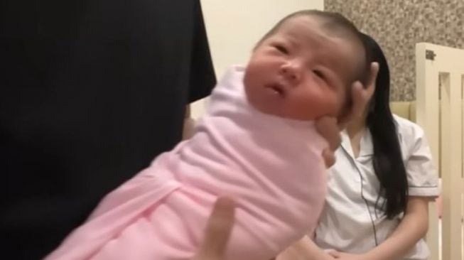 Potret Baby Avelina Anak Vincent Raditya (Instagram/avelinaraditya)