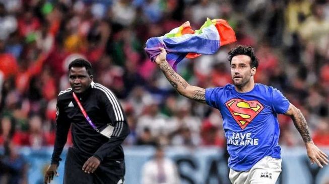 Nekat Masuk Lapangan, Suporter Ini Lari-lari Bawa Bendera LGBT saat Laga Portugal vs Uruguay