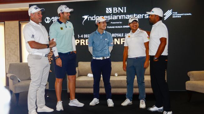 (dari kiri ke kanan) Pegolf Inggris Lee Westwood, Pegolf Austria Bernd Wiesberger, Pegolf Thailand Jazz Janewattananond dan Poom Saksasnsin serta Pegolf India Anirban Lahiri saat konferensi pers jelang turnamen BNI Indonesian Masters 2022 di Royale Jakarta Golf Club, Jakarta Timur, Selasa (29/11/2022). [Suara.com/Alfian Winanto]