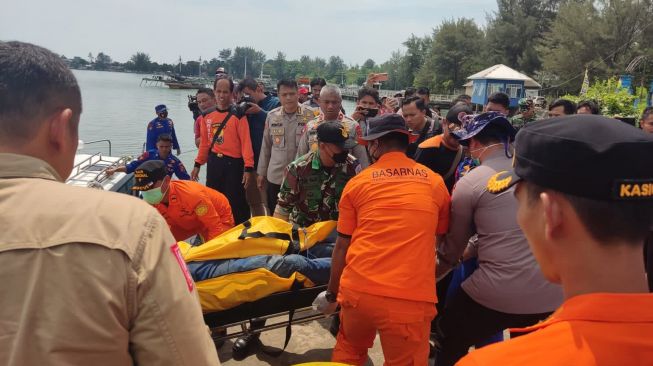 Tim SAR gabungan mengevakuasi jenazah korban helikopter milik Polri NBO-105 yang jatuh di perairan Manggar, Belitung Timur, Kepulauan Bangka Belitung, Selasa (29/11/2022). [Foto Dok. Kantor SAR Pangkal Pinang].