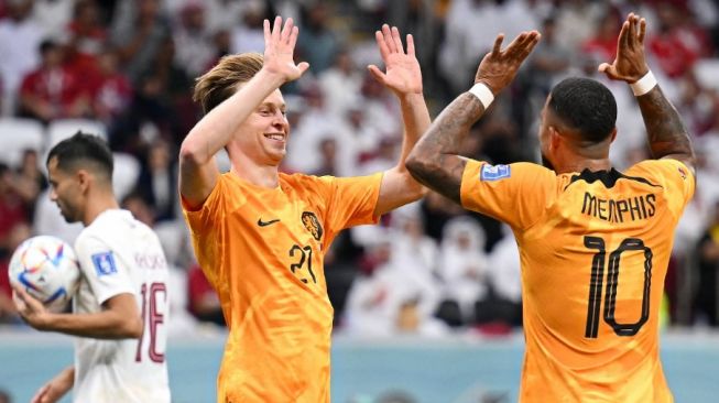 Gelandang Timnas Belanda, Frenkie de Jong (kiri) merayakan golnya ke gawang Qatar pada laga Piala Dunia 2022 di Stadion Al Bayt, Al Khor, Qatar, Selasa (29/11/2022) malam WIB. [doc. FIFA.com]