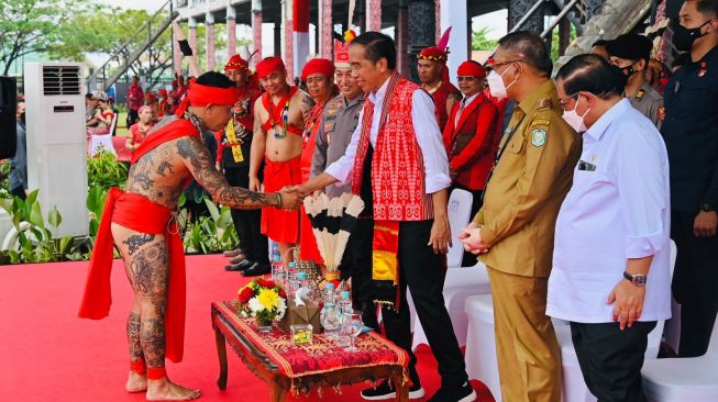 Presiden Joko Widodo atau Jokowi saat menghadiri acara temu akbar Pasukan Merah TBBR di Rumah Radakng, Pontianak, Kalimantan Barat, Selasa (29/11/2022). [Foto: Laily Rachev - Biro Pers Sekretariat Presiden]