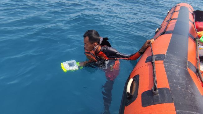 Seorang anggota Tim SAR gabungan melakukan evakuasi serpihan dari helikopter milik Polri NBO-105 yang jatuh di perairan Manggar, Belitung Timur, Kepulauan Bangka Belitung, Selasa (29/11/2022). [Foto Dok. Kantor SAR Pangkal Pinang].