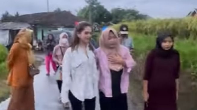 Hana Hanifah Turun Langsung Beri Bantuan Untuk Korban Gempa Cianjur [Instagram]