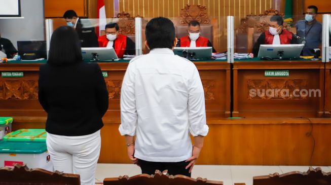 Terdakwa Ferdy Sambo (kanan) dan istrinya yang juga terdakwa Putri Candrawathi (kiri) saat menjalani sidang lanjutan kasus pembunuhan Brigadir Yosua Hutabarat di Pengadilan Negeri Jakarta Selatan, Selasa (29/11/2022). [Suara.com/Alfian Winanto]