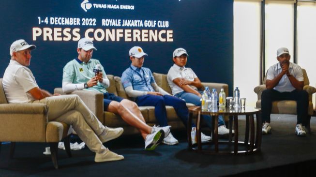 (dari kiri ke kanan) Pegolf Inggris Lee Westwood, Pegolf Austria Bernd Wiesberger, Pegolf Thailand Jazz Janewattananond dan Poom Saksasnsin serta Pegolf India Anirban Lahiri saat konferensi pers jelang turnamen BNI Indonesian Masters 2022 di Royale Jakarta Golf Club, Jakarta Timur, Selasa (29/11/2022). [Suara.com/Alfian Winanto]