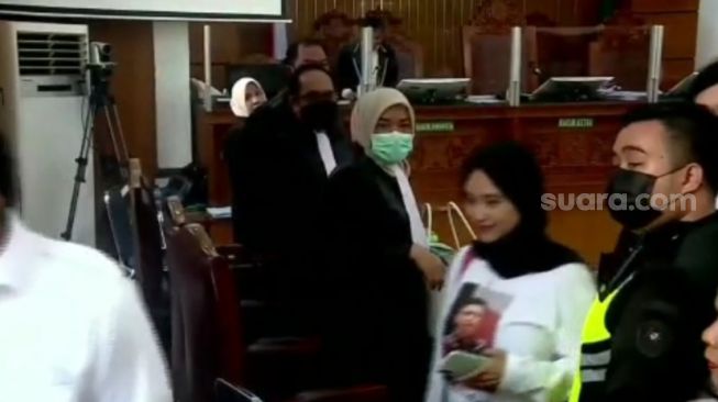 Seorang wanita yang tidak diketahui identitasnya nekat menghampiri terdakwa kasus pembunuhan berencana Brigadir Yosua, Ferdy Sambo di ruang sidang Pengadilan Negeri Jakarta Selatan, Selasa (29/11/2022). (Suara.com/Rakha)