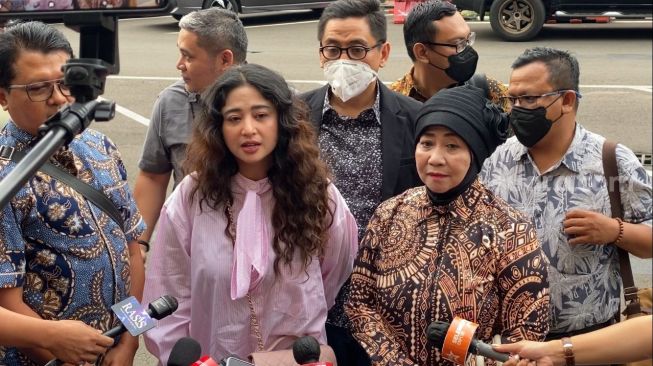 Bersama Ibu, Dewi Perssik Temui Emak-Emak Nyinyir yang Menghina di Medsos