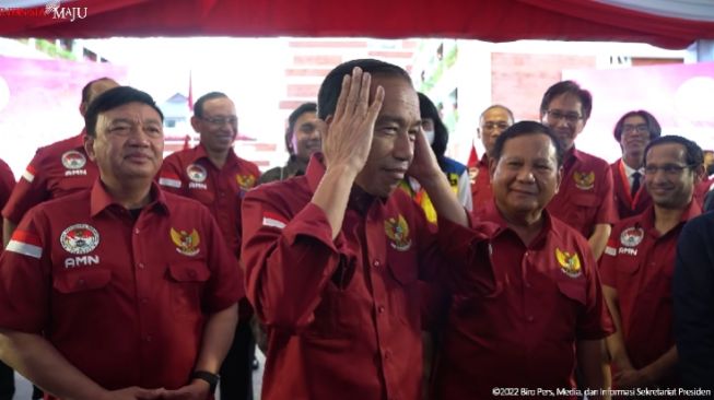 Presiden Joko Widodo atau Jokowi saat membicarakan soal rambut putih milik Menteri Pertahanan atau Menhan Prabowo Subianto usai meresmikan  Asrama Mahasiswa Nusantara (AMN) di Surabaya, Jawa Timur, Selasa (29/11/2022). (YouTube Sekretariat Presiden)