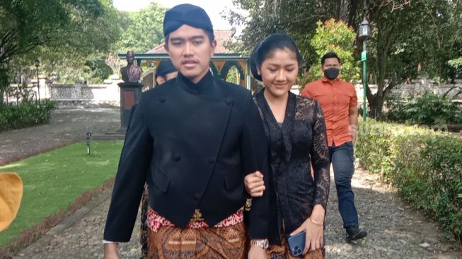 Jelang Menikah, Kaesang Pangarep dan Erina Gudono Ziarah ke Makam Penguasa Pura Mangkunegaran