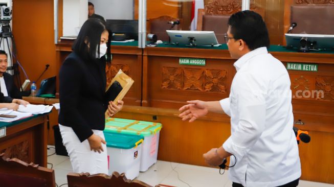 Terdakwa Ferdy Sambo (kanan) menemui istrinya yang juga terdakwa Putri Candrawathi (kiri) saat menjalani sidang lanjutan kasus pembunuhan Brigadir Yosua Hutabarat di Pengadilan Negeri Jakarta Selatan, Selasa (29/11/2022). [Suara.com/Alfian Winanto]