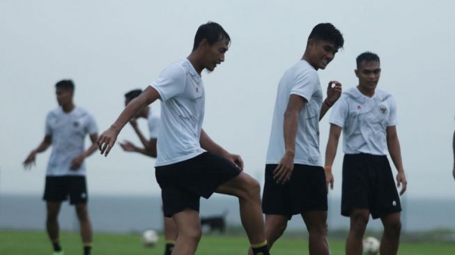 Pemain Timnas Indonesia menjalani latihan perdana dalam pemusatan latihan (TC) jelang Piala AFF 2022 di Bali, Senin (28/11/2022). [PSSI]