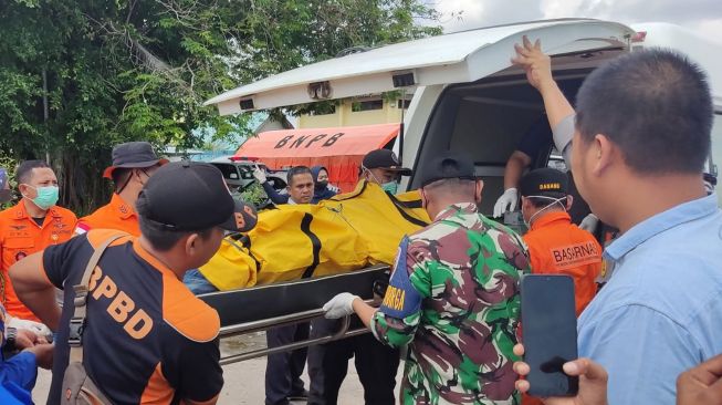 Tim SAR gabungan memindahkan jenazah korban helikopter milik Polri NBO-105 yang jatuh di perairan Manggar ke dalam mobil ambulan di Belitung Timur, Kepulauan Bangka Belitung, Selasa (29/11/2022). [Foto Dok. Kantor SAR Pangkal Pinang].