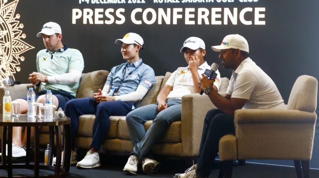 (dari kiri ke kanan) Pegolf Austria Bernd Wiesberger, Pegolf Thailand Jazz Janewattananond dan Poom Saksasnsin serta Pegolf India Anirban Lahiri saat konferensi pers jelang turnamen BNI Indonesian Masters 2022 di Royale Jakarta Golf Club, Jakarta Timur, Selasa (29/11/2022). [Suara.com/Alfian Winanto]