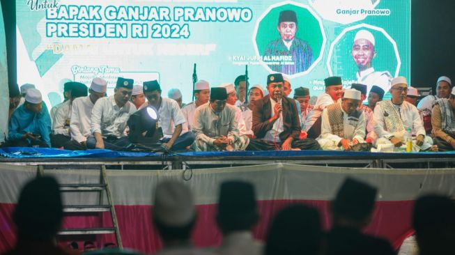 Dorong Kemandirian Ekonomi Lewat Ekotren, Ganjar Didukung Ratusan Santri di Jember