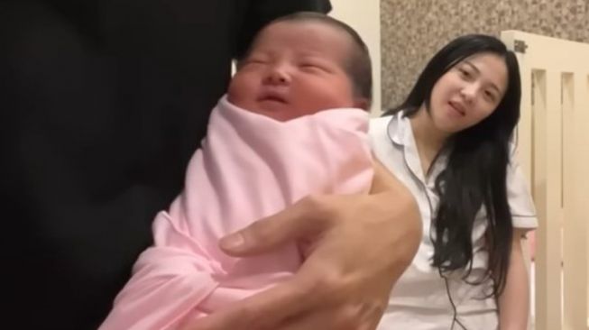 Potret Baby Avelina Anak Vincent Raditya (Instagram/avelinaraditya)