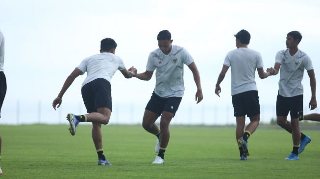 Pemain Timnas Indonesia menjalani latihan perdana dalam pemusatan latihan (TC) jelang Piala AFF 2022 di Bali, Senin (28/11/2022). [PSSI]