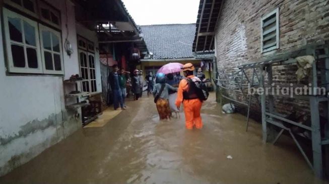 Hujan Deras Sungai-sungai Meluap, Ratusan Rumah Warga Jember Terendam Banjir