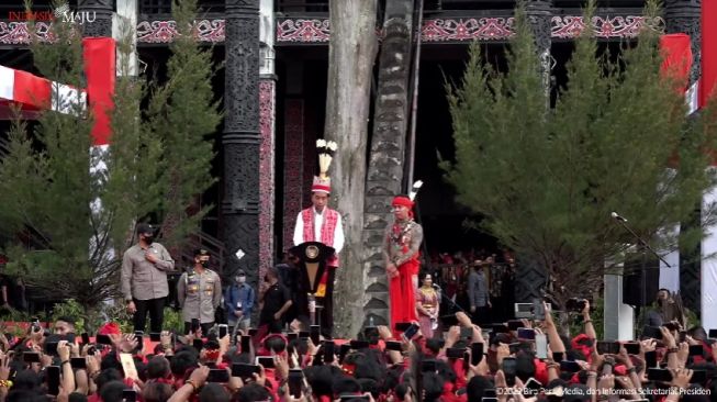 Presiden Jokowi saat berpidato pada pembukaan Bahaupm Bide Bahana Tariu Borneo BangkuleRajakng, Pontianak, Kalimantan Barat, Selasa (29/11/2022). (YouTube Sekretariat Presiden)