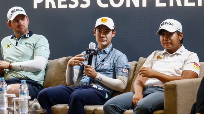 (dari kiri ke kanan) Pegolf Austria Bernd Wiesberger, Pegolf Thailand Jazz Janewattananond dan Poom Saksasnsin saat konferensi pers jelang turnamen BNI Indonesian Masters 2022 di Royale Jakarta Golf Club, Jakarta Timur, Selasa (29/11/2022). [Suara.com/Alfian Winanto]