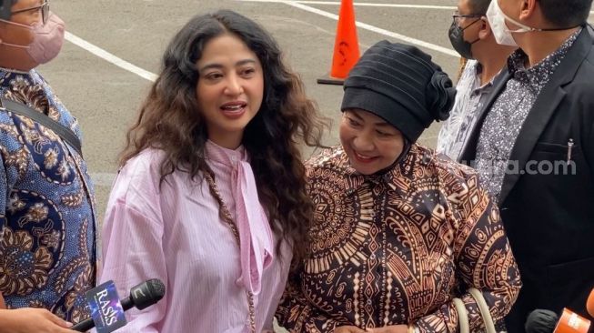 Dewi Perssik mengajak sang ibu, Sri Muna saat menemui seorang haters di Polres Metro Jakarta Selatan, Selasa (29/11/2022). [Adiyoga Priyambodo/Suara.com]