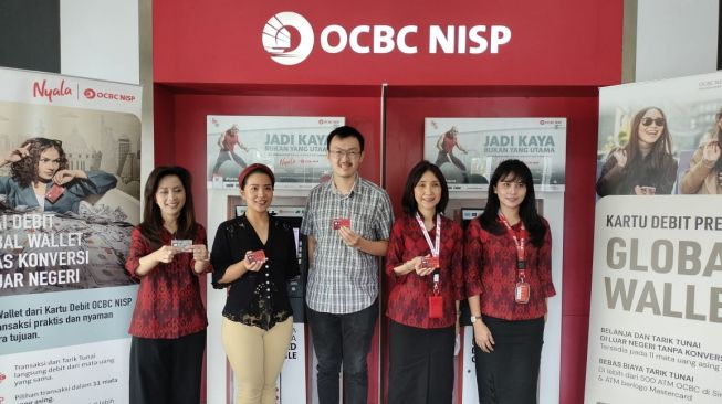 Manajemen bersama Nasabah OCBC NISP dalam pengenalan fitur Kartu Debit Global Wallet (Ist)