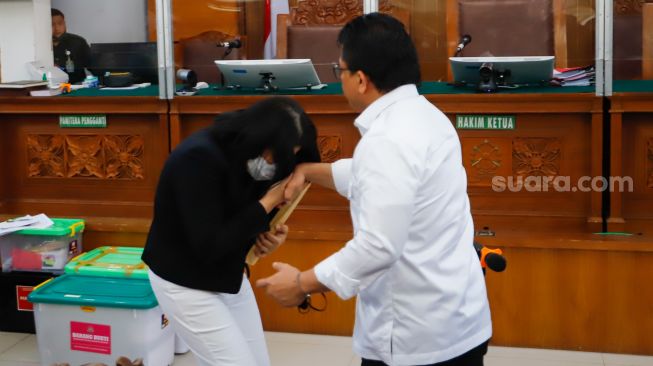 Terdakwa Ferdy Sambo (kanan) menyalami istrinya yang juga terdakwa Putri Candrawathi (kiri) saat menjalani sidang lanjutan kasus pembunuhan Brigadir Yosua Hutabarat di Pengadilan Negeri Jakarta Selatan, Selasa (29/11/2022). [Suara.com/Alfian Winanto]