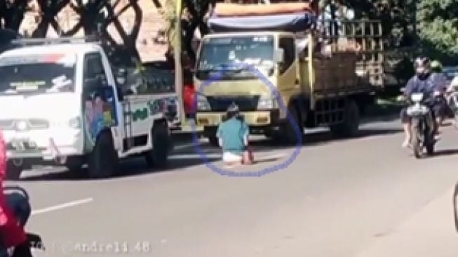 Video Pria Diduga ODGJ Sholat di Tengah Jalan, Ganggu Pengendara