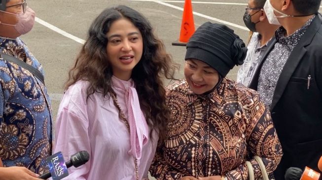 Dewi Perssik dan ibunya, Sri Muna [Suara.com/Adiyoga Priyambodo]