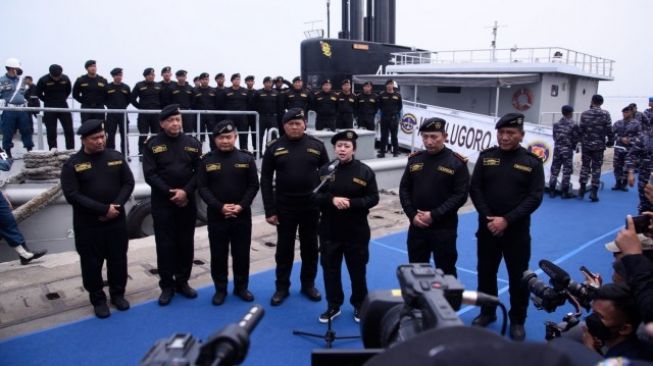 Naik Kapal Selam KRI Alugoro-405, Ketua DPR Terima Brevet Kehormatan TNI AL