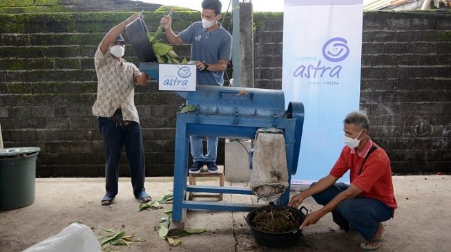 Kegiatan pengelolaan sampah di Bank Sampah Pertiwi Asri Denpasar yang diharapkan dapat membantu mengurangi pencemaran lingkungan yang mengakibatkan banjir hingga fenomena lainnya yang merugikan wilayah sekitar [Asuransi Astra].