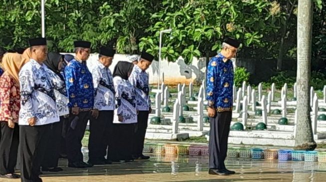 HUT PGRI ke-77, Sekda Pimpin Ziarah dan Tabur Bunga ke TMP Kesenden 