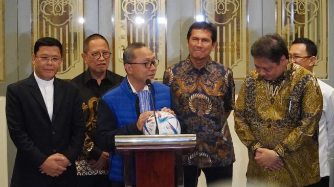 Ketua Umum PAN Zulkifli Hasan (tengah) memberikan keterangan pers bersama Plt Ketua Umum PPP Mardiono (kiri), Ketua Umum Partai Golkar Airlangga Hartarto (kanan), Bendahara Umum Partai Golkar Dito Ganinduto (kedua kiri) dan Wakil Ketua Umum PAN Asman Abnur (kedua kanan) pada pertemuan Koalisi Indonesia Bersatu (KIB) di Jakarta, Rabu (30/11/2022).  