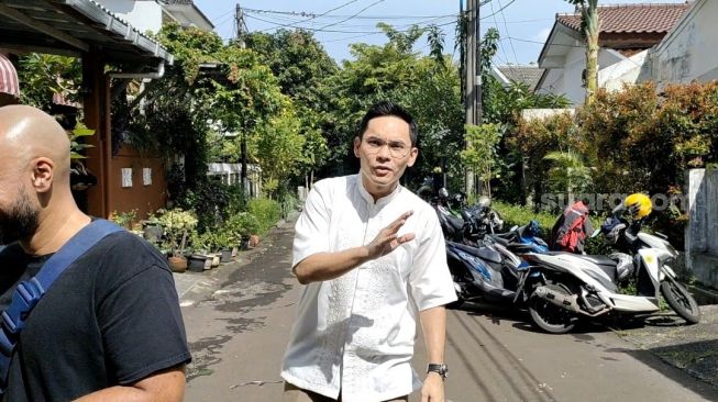 Ayahnya Meninggal, Ben Kasyafani Tampak Tegar Temui Pelayat