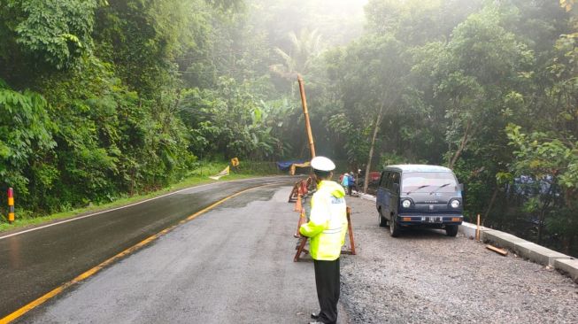 Jalan Jogja-Wonosari Sudah Dibuka Dua Arah Pascaterjadi Longsor, Sementara Dilakukan Sistem Buka Tutup