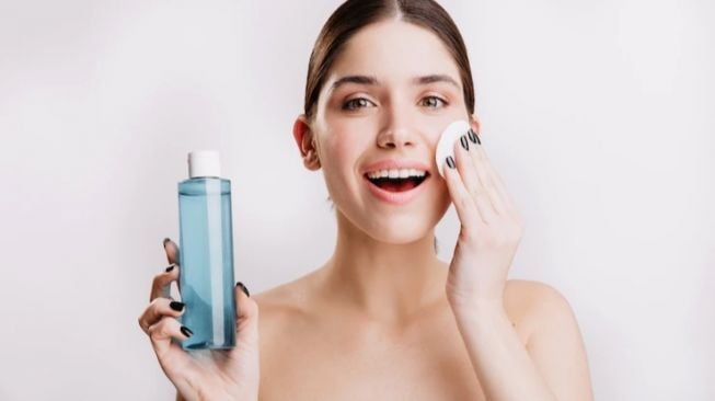 5 Manfaat Micellar Water, Tak Hanya untuk Membersihkan Kulit Loh