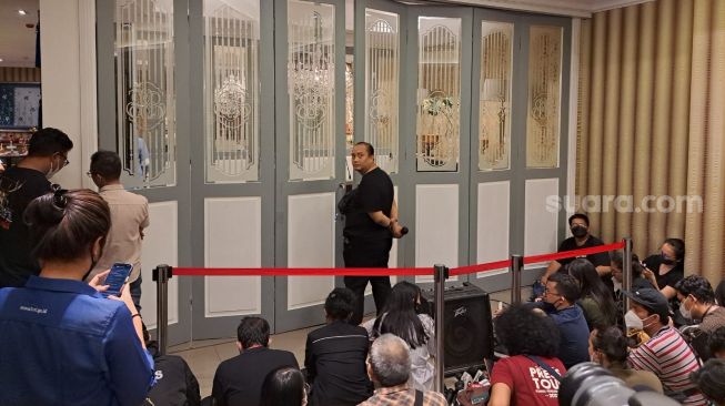 Ketua Umum PAN Zulkifli Hasan , Partai Golkar Airlangga Hartarto dan Plt Ketua Umum PPP Mardiono melakukan pertemuan tertutup di Restoran Bunga Rampai, Menteng, Jakarta Pusat, Rabu (30/11/2022). (Suara.com/Novian)