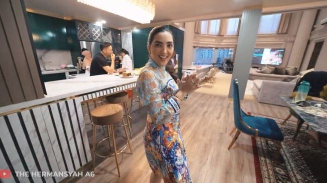 Potret Artis di Open House Istana Cinere. (YouTube/ The Hermansyah A6)