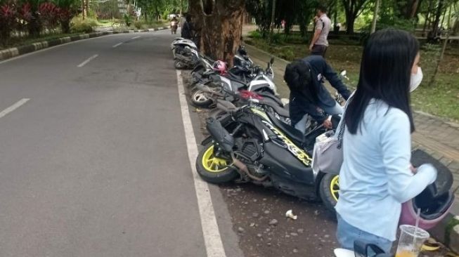 Sepeda Motor Dirobohkan Ban Dikempiskan, Jika Salah Parkir di Kampus Unhas