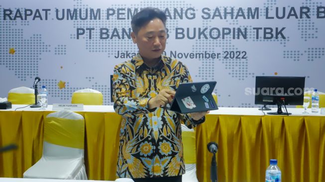 Direktur Utama Woo Yeul Lee saat RUPS Luar Biasa PT Bank Bukopin TBK di Jakarta, Rabu (30/11/2022). [Suara.com/Alfian Winanto]