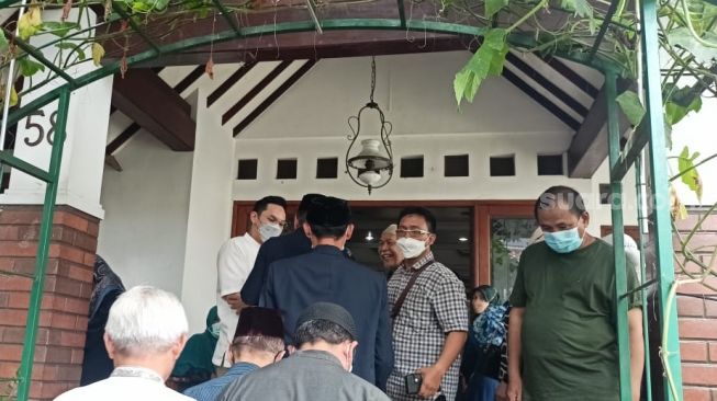 Ben Kasyafani di rumah duka kawasan Bintaro, Tangerang Selatan pada Rabu (30/11/2022) [Suara.com/Rena Pangesti]