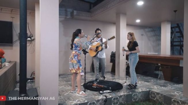 Potret Artis di Open House Istana Cinere. (YouTube/ The Hermansyah A6)