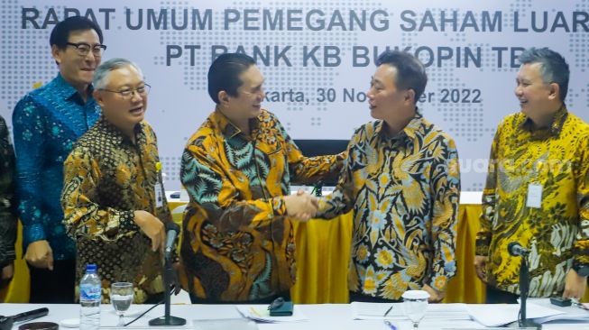 Komisaris Utama Jerry Marmen (ketiga kiri), Direktur Utama Woo Yeul Lee (kedua kanan) dan Wakil Direktur Utama Robby Mondong (kanan) saat RUPS Luar Biasa PT Bank Bukopin TBK di Jakarta, Rabu (30/11/2022). [Suara.com/Alfian Winanto]