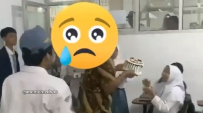 Tangkapan layar video perayaan ulang tahun guru berujung tragis. [Instagram]