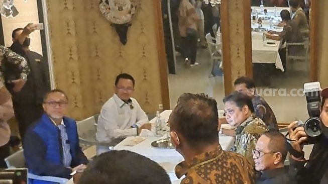 Ketua Umum PAN Zulkifli Hasan , Partai Golkar Airlangga Hartarto dan Plt Ketua Umum PPP Mardiono sebelum melakukan pertemuan tertutup di Restoran Bunga Rampai, Menteng, Jakarta Pusat, Rabu (30/11/2022). (Suara.com/Novian)