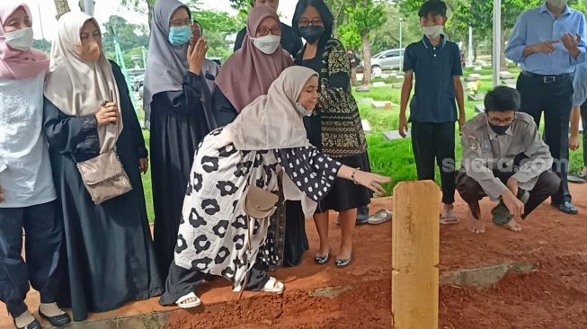 Sienna Ameerah, putri Marshanda dan Ben Kasyafani hendak memegang papan nisan kakeknya [Suara.com/Adiyoga Priyambodo]