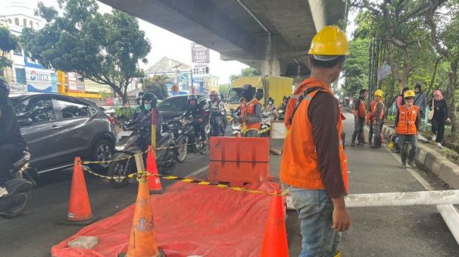 Kemacetan Parah Terjadi di Jalan Sholeh Iskandar Bogor, Imbas Adanya Lubang Seperti Sumur